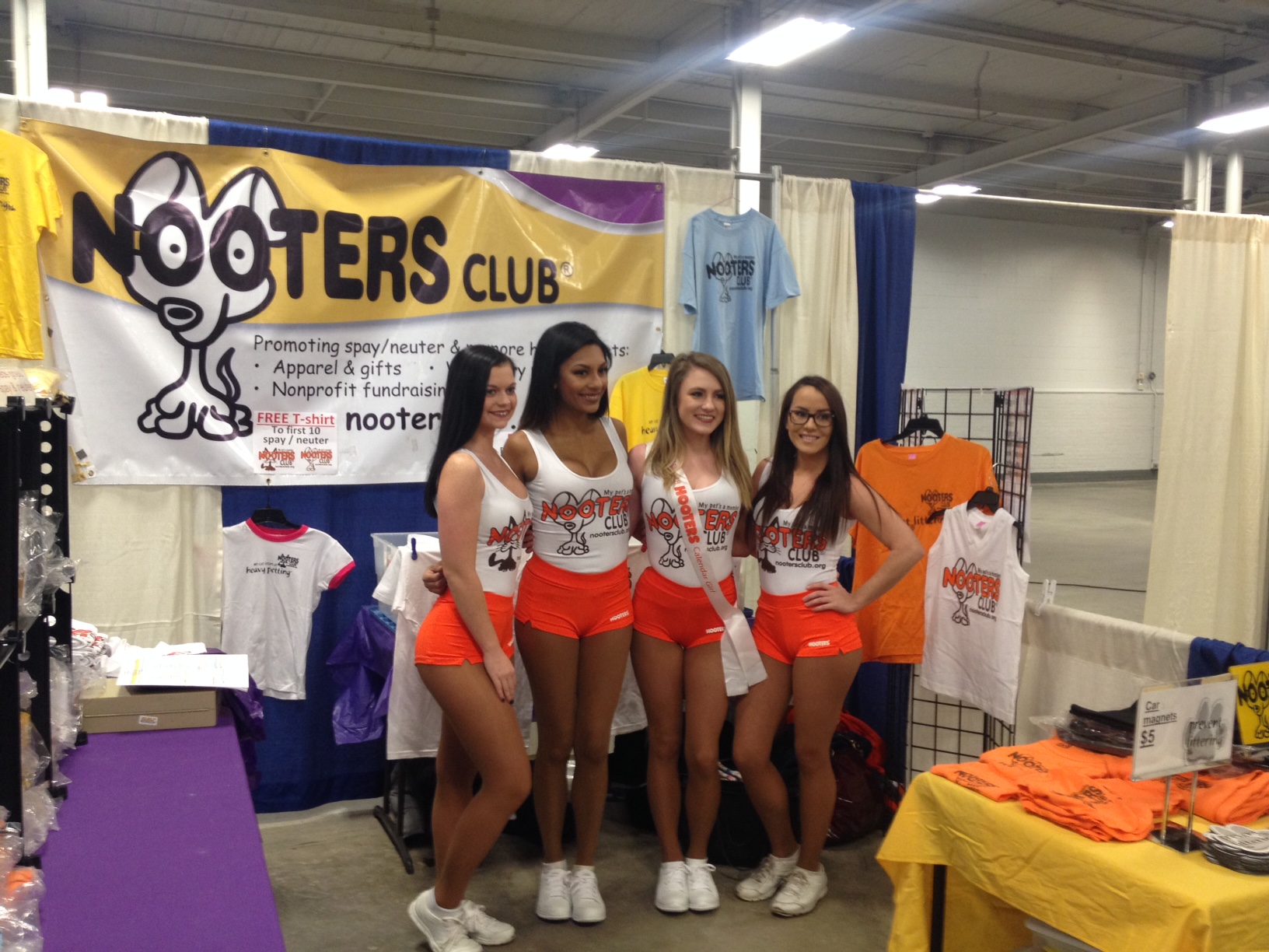 Hooters Girls